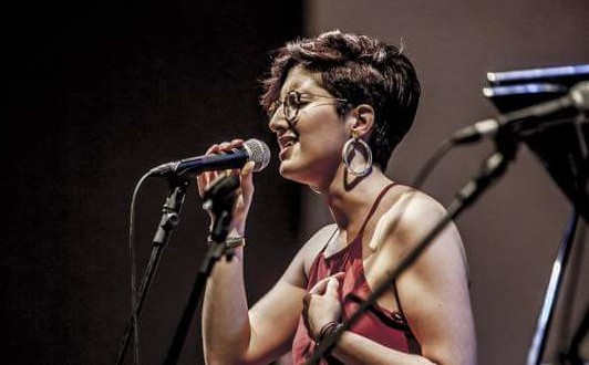Chiara Sarrica durante un concerto