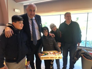un momento della consegna dei giocattoli ai bambini da parte dell'assessore regionale Roberto Lagalla e del presidente Ersu Giuseppe Di Miceli