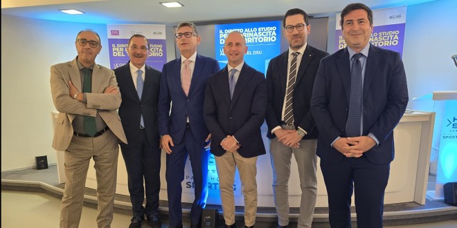 (Nella foto, al termine del  Consiglio Nazionale Andisu a Teramo del 21 ottobre 2026, da sx: Filippo Camiolo (Enna), Giuseppe Giordano (Palermo), il segretario generale Gabriele Verza, il presidente Simone Foglio, Salvatore Santamaria (Catania), Alberto de Luca Messina).